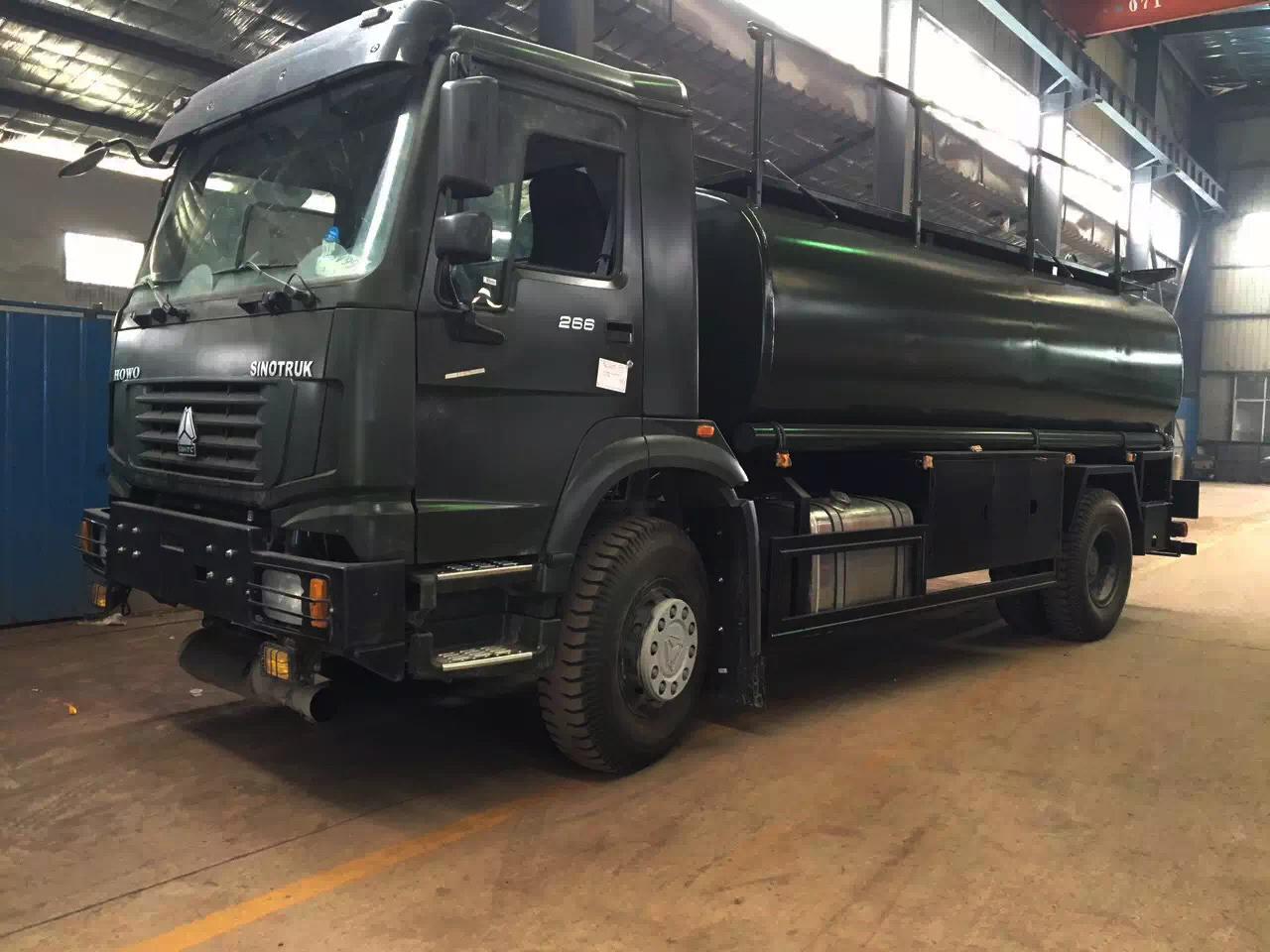 25000Liters Full Driver 270hp LHD Sinotruck HOWO Fuel Refilling Truck 