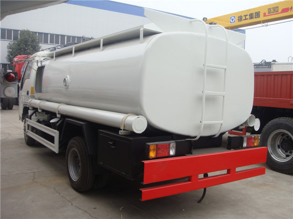 Hot Sale HOWO Fuel Truck 4000L Fuel Delivery Tank Truck