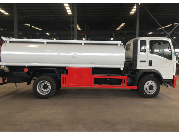 Hot Sale HOWO Fuel Truck 4000L Fuel Delivery Tank Truck
