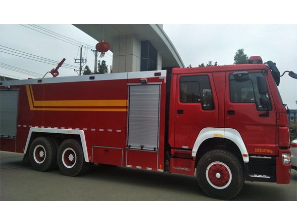 HOWO Cnhtc 30000L Water Foam Fire Fighting Truck