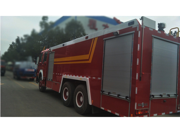 HOWO Cnhtc 30000L Water Foam Fire Fighting Truck