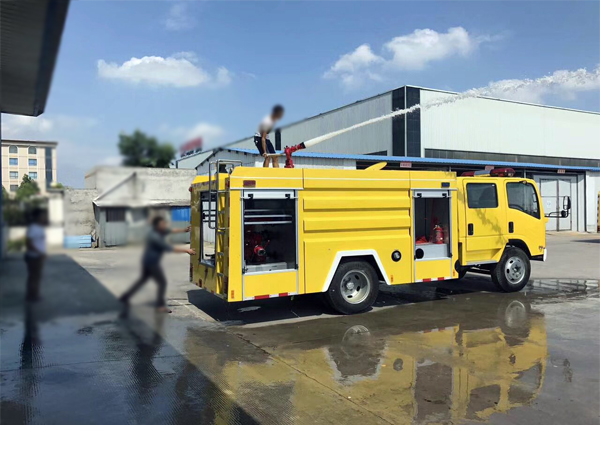 Isuzu ELF 3m3 water and 1m3 foam Foam Fire Engine for Sales