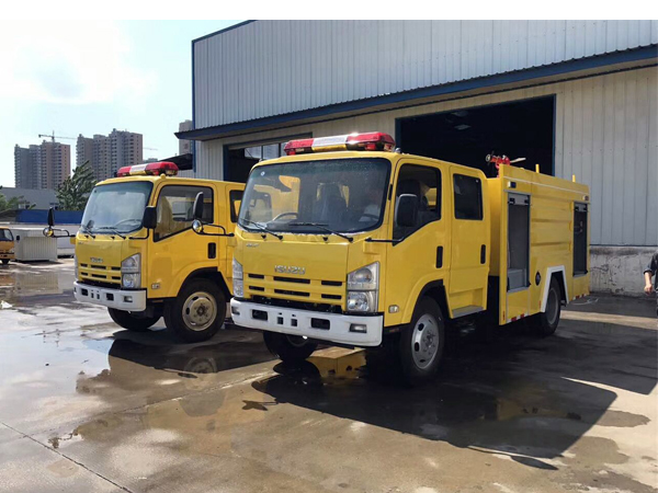 Isuzu ELF 3m3 water and 1m3 foam Foam Fire Engine for Sales