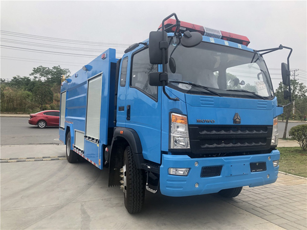 Sinotruck howo 6 Tyre 2 Axle Right Hand Drive 3000Liters To 4000Liters Water Tanker Fire Truck