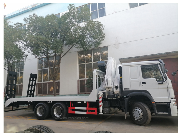Sinotruck Howo 290hp 12 Tyre Flatbed Truck for load 24 tons Machinery With CLW brand 12ton fold crane