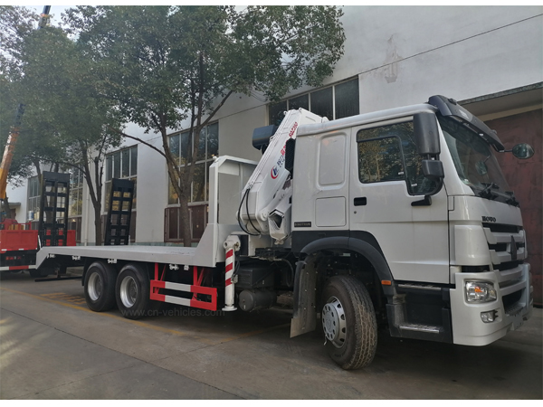 Sinotruck Howo 290hp 12 Tyre Flatbed Truck for load 24 tons Machinery With CLW brand 12ton fold crane