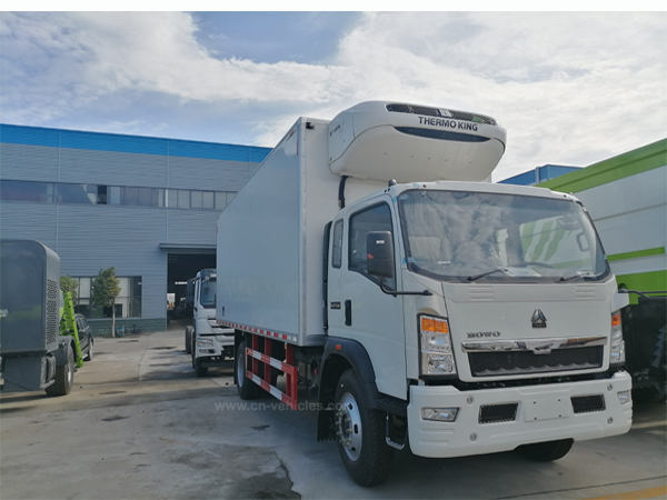 6 Wheels Sino HOWO 6m 10 Ton 15 Ton Cargo Rhd Box Freezer Refrigerator Van Truck for Meat and Fish Transport We Export to Mauritius