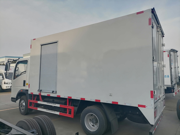 Popular Sinotruck HOWO 6wheels 5tons Refrigerated Cold Room Van Trucks Price With Aluminum Shutter Door