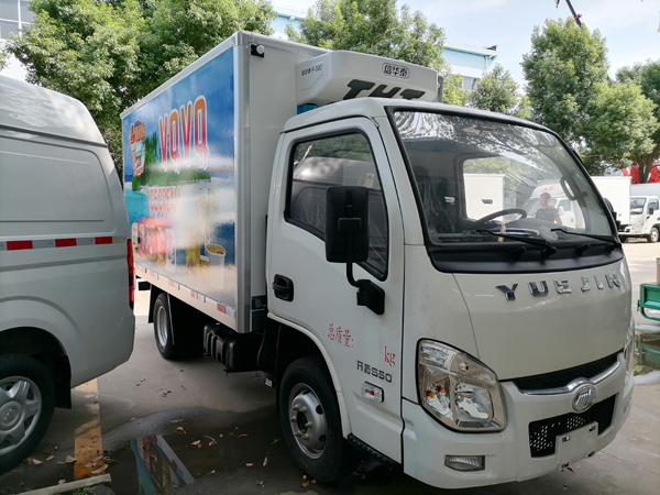 Yuejin 3 ton Refrigerated Box Van Refrigerator Freezer Cooling Truck With Iveco Technical To Transport Ice Cream