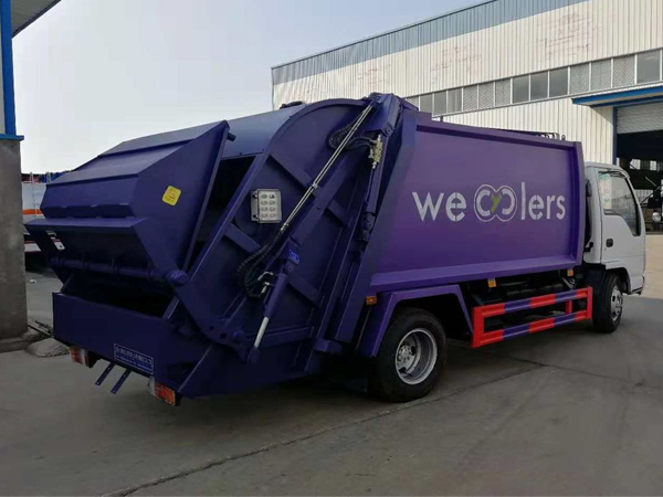 Self Compressing Garbage Compactor Truck Rear Loading 4CBM With Hydraulic Control