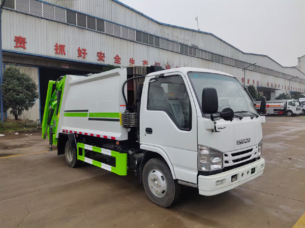 Japan Brand Isuzu ELF 190hp 700P 600P 5m3 5Ton Compactor Garbage Truck For Sale