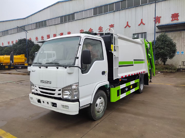 Japan Brand Isuzu ELF 190hp 700P 600P 5m3 5Ton Compactor Garbage Truck For Sale