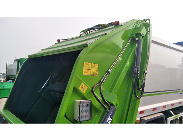 Dongfeng 5cbm Compactor Garbage Truck Rhd or LHD for Sales