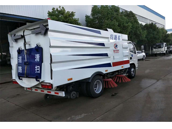 4000L Dongfeng Sweeper Truck Cleaning Road Vacuum Road Dust Suction Truck for Sale
