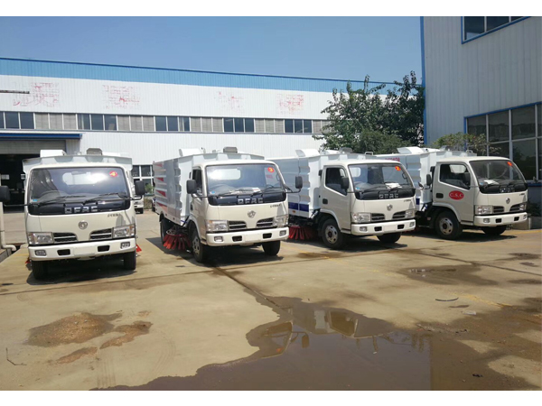 Dongfeng 5500 Liters 95HP Rhd Road Sweeper Truck for Sales