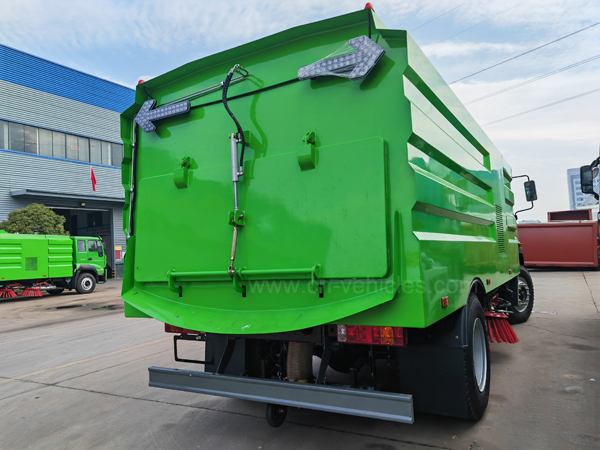 Sinotruck HOWO RHD Diesel Road Garbage Vacuum Sweeper Street Suction Truck