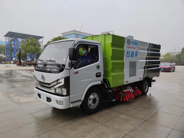Dongfeng RHD Truck Mounted Sweepers With Water Sprinklers For Brushes 