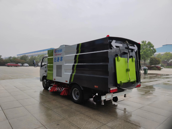 Dongfeng RHD Truck Mounted Sweepers With Water Sprinklers For Brushes 
