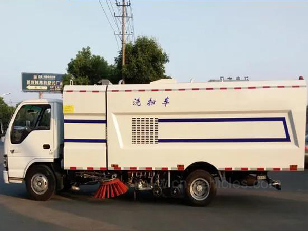 Isuzu 120hp Road Washing and Sweeper Truck Mobile Cleaning Tanker Vehicle with 4cbm Water and 5cbm Dust