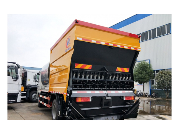 SHACMAN 4x2 Synchronous Chip Seal Spreader Truck