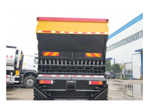 SHACMAN 4x2 Synchronous Chip Seal Spreader Truck