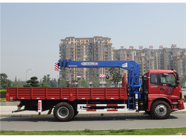 5 Ton Dongfeng Dump Truck With a Crane