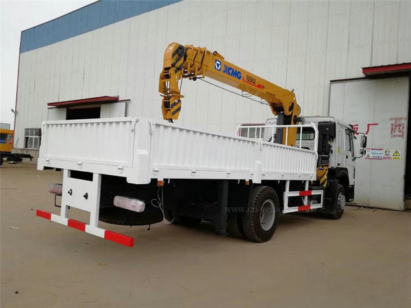 chinese factory sale new right hand drive sinotruk howo boom crane truck 8ton