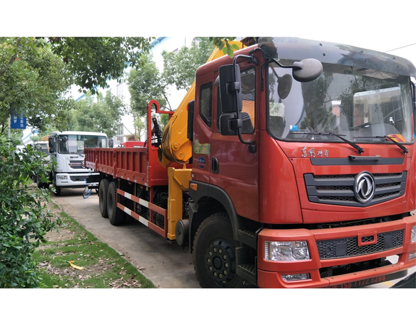 Dongfeng 25 Ton Folding Crane Mounted Truck for Sales