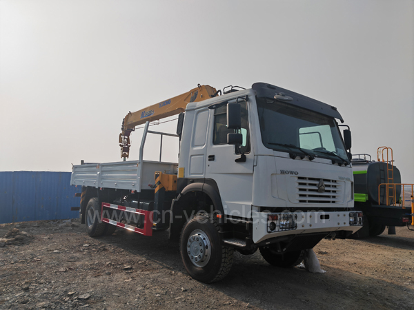 4wd full road condition SINOTRUK HOWO 6 wheelers truck 8tons knuckle telescopic boom crane