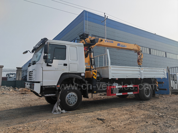 4wd full road condition SINOTRUK HOWO 6 wheelers truck 8tons knuckle telescopic boom crane