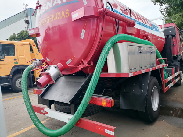 Sinotruck HOWO 2020 New Model 6 Tyre 10000 Liters Vacuum Sewage Suction Septic Tanker Truck With Self Dumping System