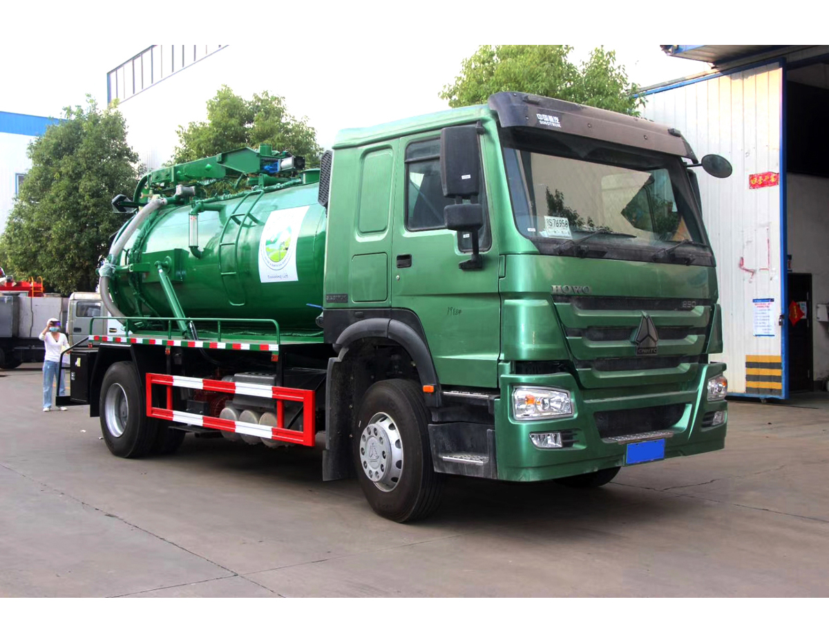 SINOTRUK HOWO 290HP 10CBM 10,000liters Sewage Suction Truck With Jurop Vauum pump Made in Italy