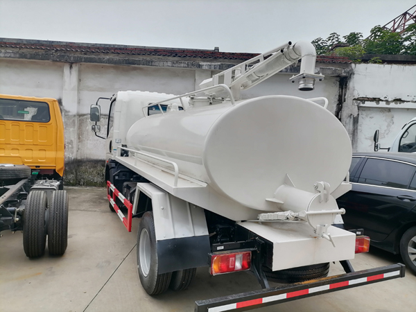 Sinotruck HOWO 1056 Gallon to 4000 Gallon High Pressure Fecal Sewage and Sludge Suction Tank Truck For Urban Use