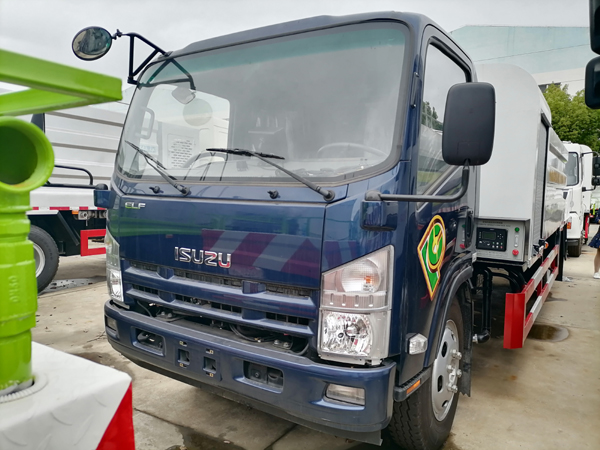 ISUZU GLF 5000liters capacity 30m to 100m Cannon City Disinfectants truck
