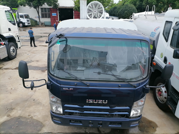 ISUZU GLF 5000liters capacity 30m to 100m Cannon City Disinfectants truck