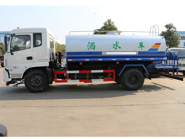 Dongfeng 12cbm Water Tank Truck with Hw19710 Transmission and Radial Tires in White Color