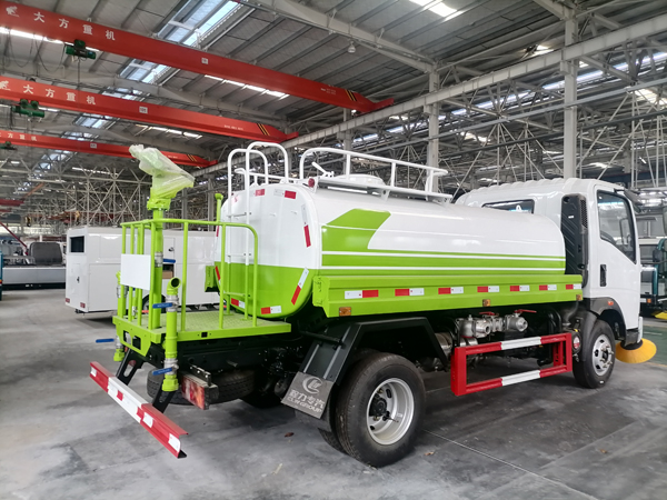 Sinotruck howo 10000liter 10cbm Cummins Diesel Engine Water Watering Tank Truck with Front Sweeper Price 