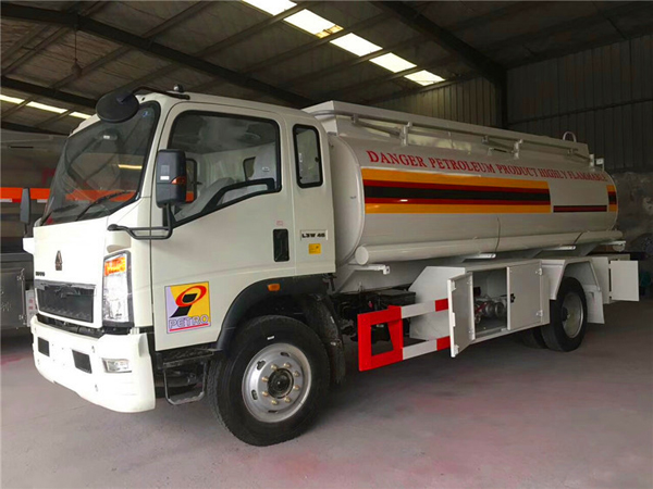 SINOTRUK HOWO 10000L Oil Tank Truck Fuel Dispenser Trucks for Sale