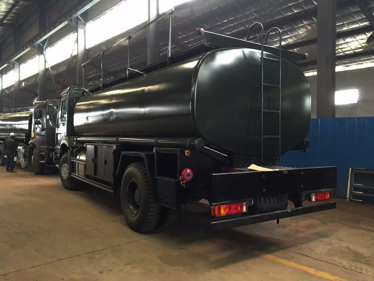 25000Liters Full Driver 270hp LHD Sinotruck HOWO Fuel Refilling Truck 