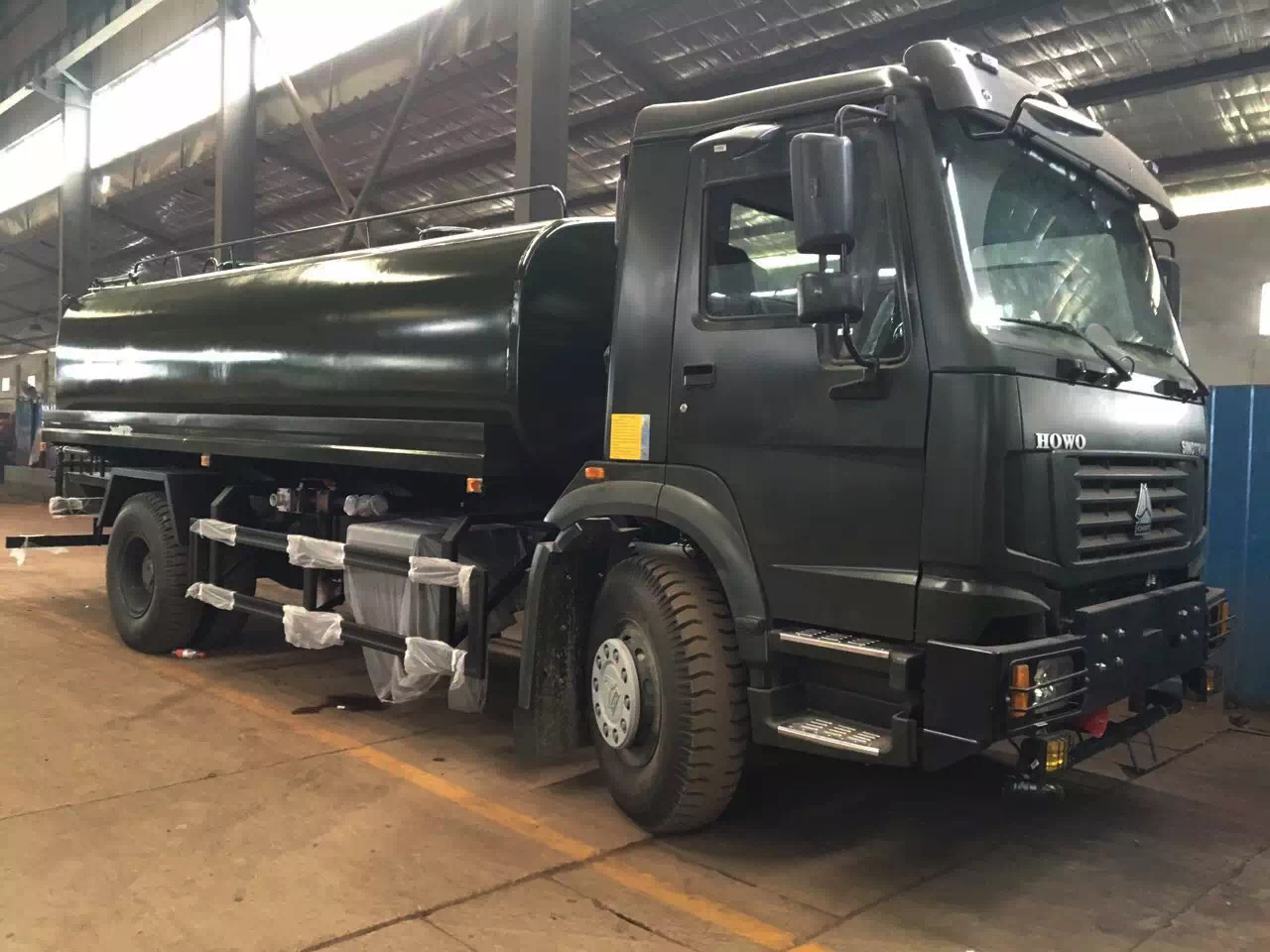 25000Liters Full Driver 270hp LHD Sinotruck HOWO Fuel Refilling Truck 