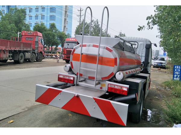 Dongfeng DFAC Chinese 16 Cubic Meter Fuel Oil Tanker Truck Capacity