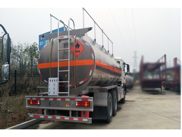 Sinotruck HOWO 189000 Cubic Meter Fuel Tank Diesel Truck For Sales
