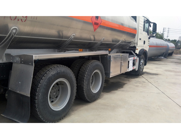 Sinotruck HOWO 189000 Cubic Meter Fuel Tank Diesel Truck For Sales