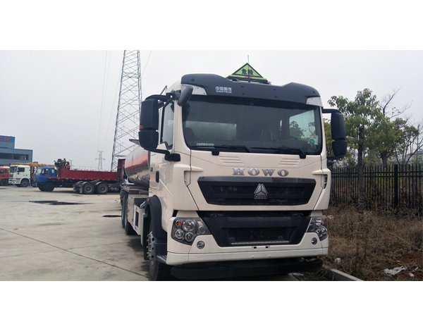 Sinotruck HOWO 189000 Cubic Meter Fuel Tank Diesel Truck For Sales