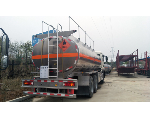 Sinotruck HOWO 189000 Cubic Meter Fuel Tank Diesel Truck For Sales