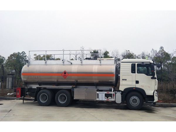 Sinotruck HOWO 189000 Cubic Meter Fuel Tank Diesel Truck For Sales