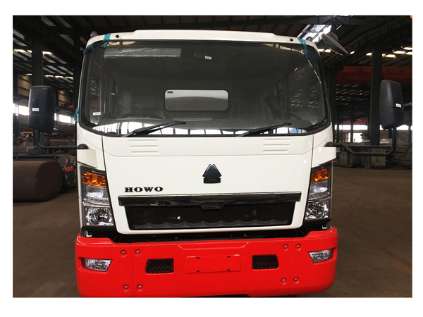 Hot Sale HOWO Fuel Truck 4000L Fuel Delivery Tank Truck