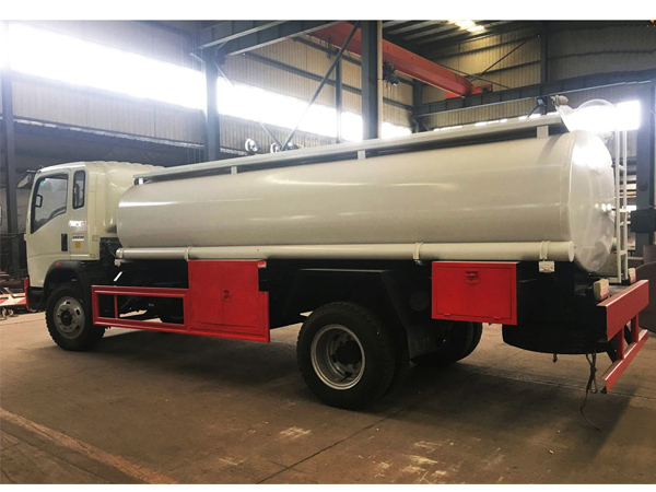 Hot Sale HOWO Fuel Truck 4000L Fuel Delivery Tank Truck
