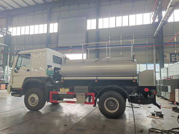 Full Driver Sinotruk  LHD RHD HOWO 4000liter Fuel oil tanker Refilling Truck With Fuel Dispenser Pump For Sale