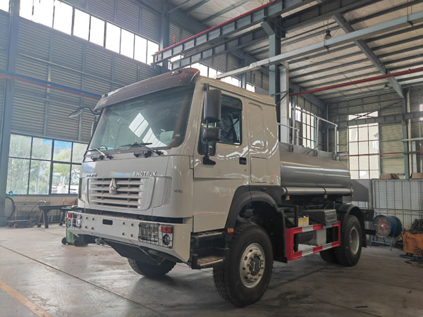 Full Driver Sinotruk  LHD RHD HOWO 4000liter Fuel oil tanker Refilling Truck With Fuel Dispenser Pump For Sale